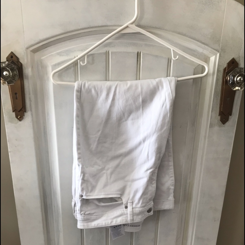 🆕- NWOT - Signature Levi Capris